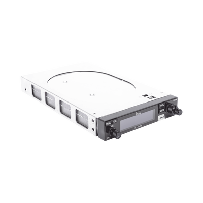 Radio móvil aéreo en rango de frecuencia: 118.000-136.975 MHz, cuenta con 20 canales regulares y 50 canales de memoria.