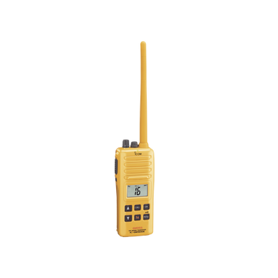 Radio Portátil Marino, 2W, cumple con las regulaciones GMDSS, Tx:156.025-157.425MHz, Rx:156.050-163.275MHz, sumergible IPX7. Incluye: antena, batería BP-252, batería BP-234, cargador y clip