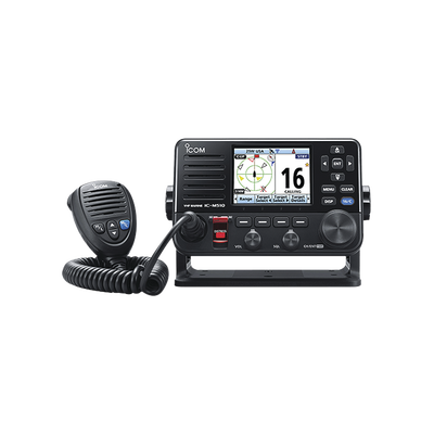 Radio movil marino VHF clase D con receptor AIS integrado, cuenta con pantalla a color de 3.5", administrable remotamente por medio de WLAN.